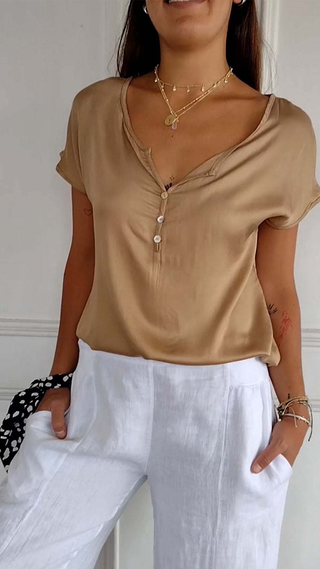 Patrycja - T-shirt z dekoltem w serek