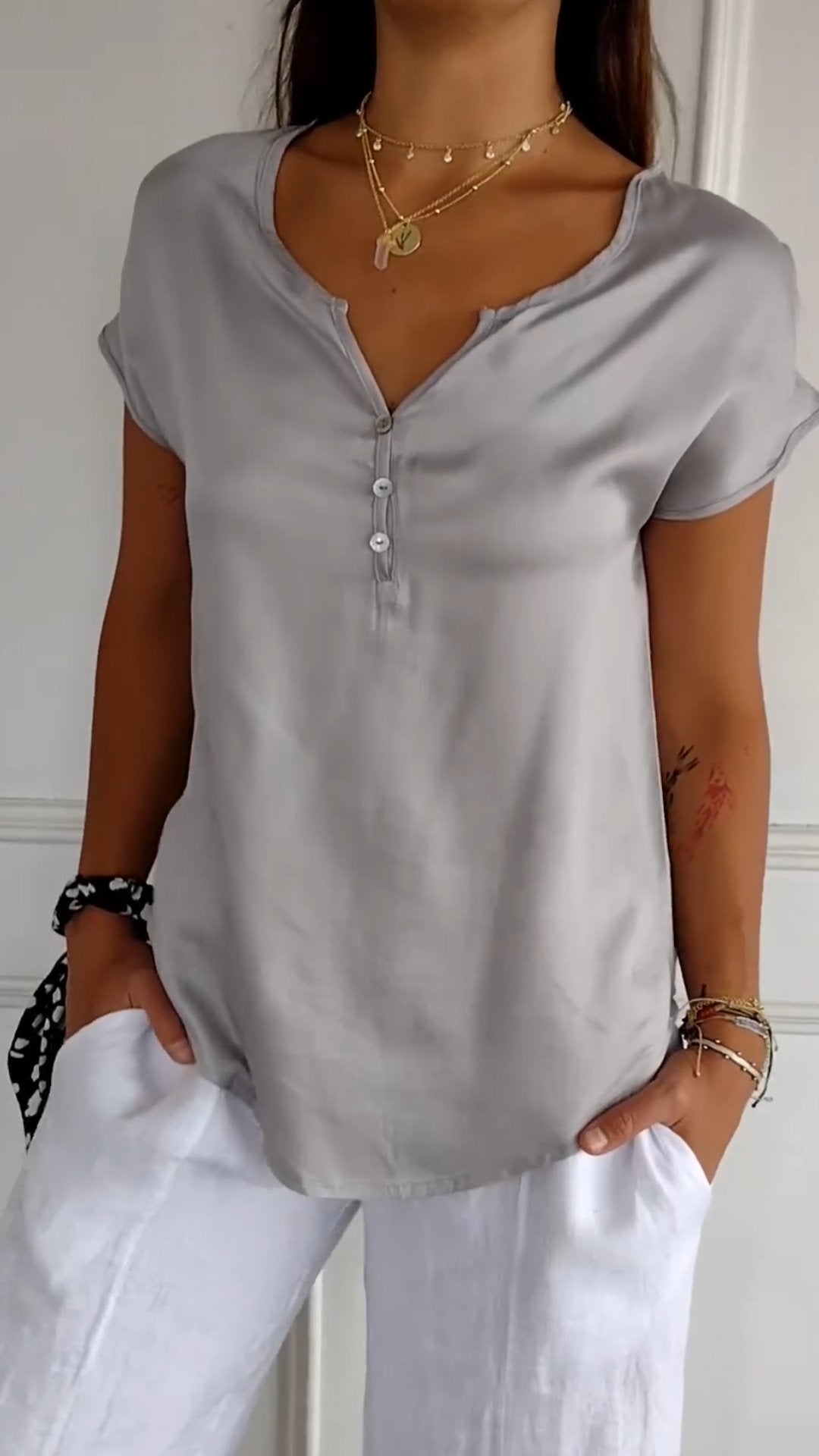 Patrycja - T-shirt z dekoltem w serek