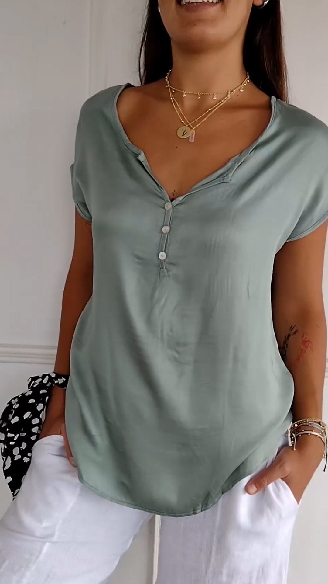 Patrycja - T-shirt z dekoltem w serek
