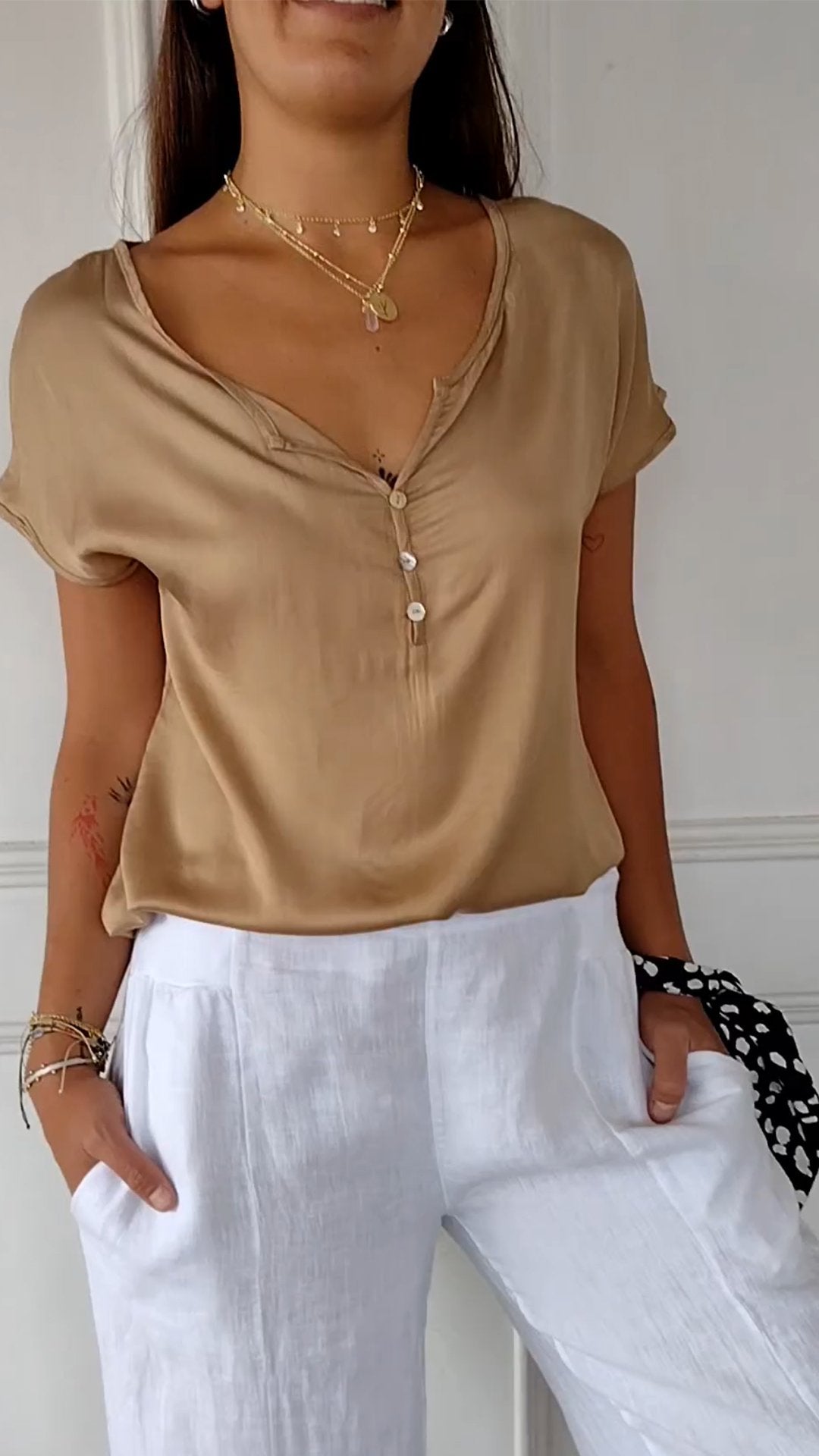 Patrycja - T-shirt z dekoltem w serek